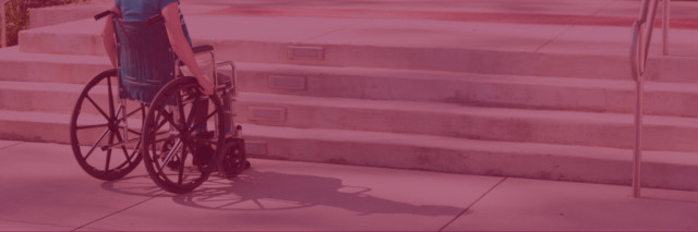 Pessoa usuária de cadeira de rodas parada diante de uma escada sem rampa ou alternativa acessível, evidenciando uma barreira arquitetônica ao acesso.